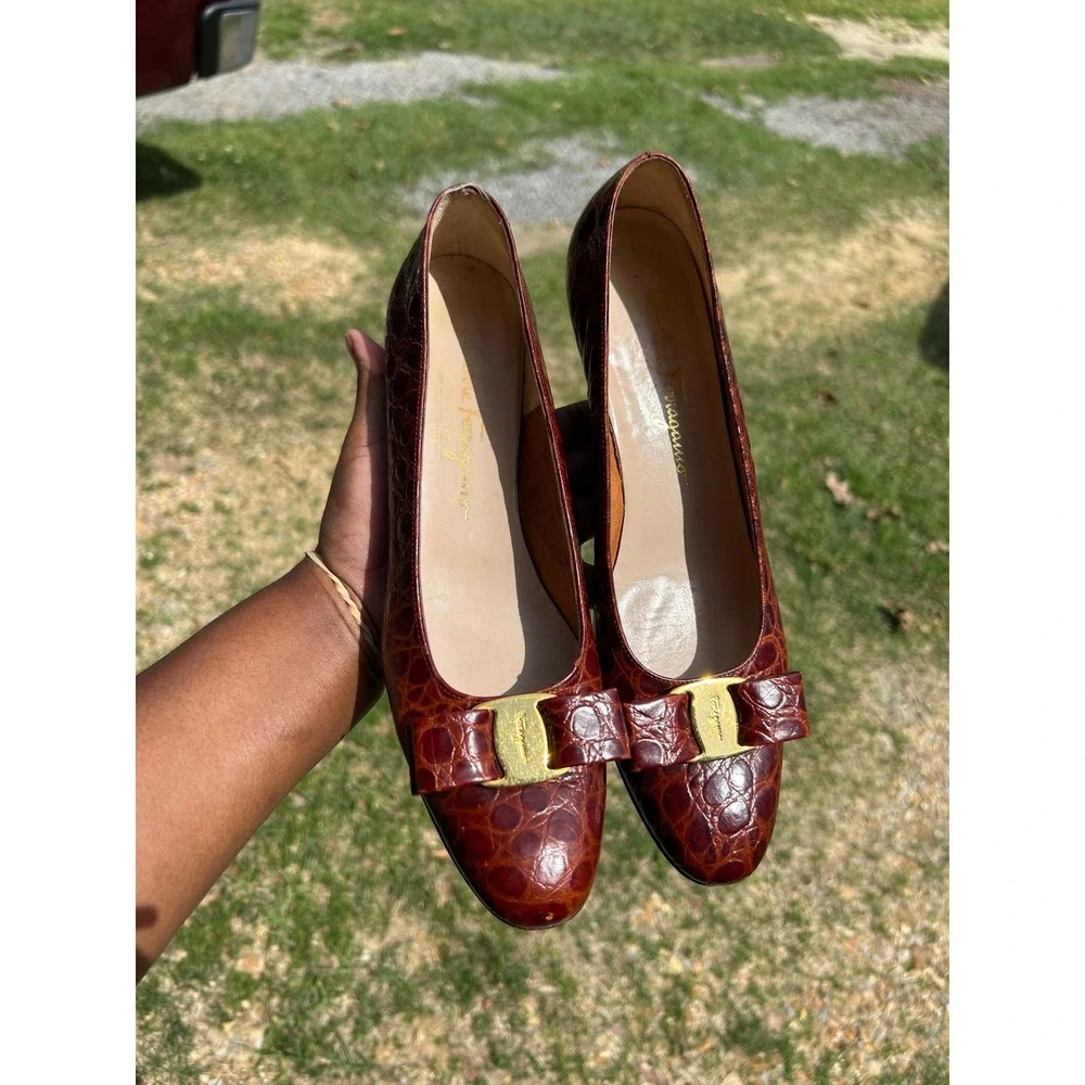Salvatore Ferragamo Vara Pumps Women 9 AA Brown Croc Embossed Leather‎ Italy